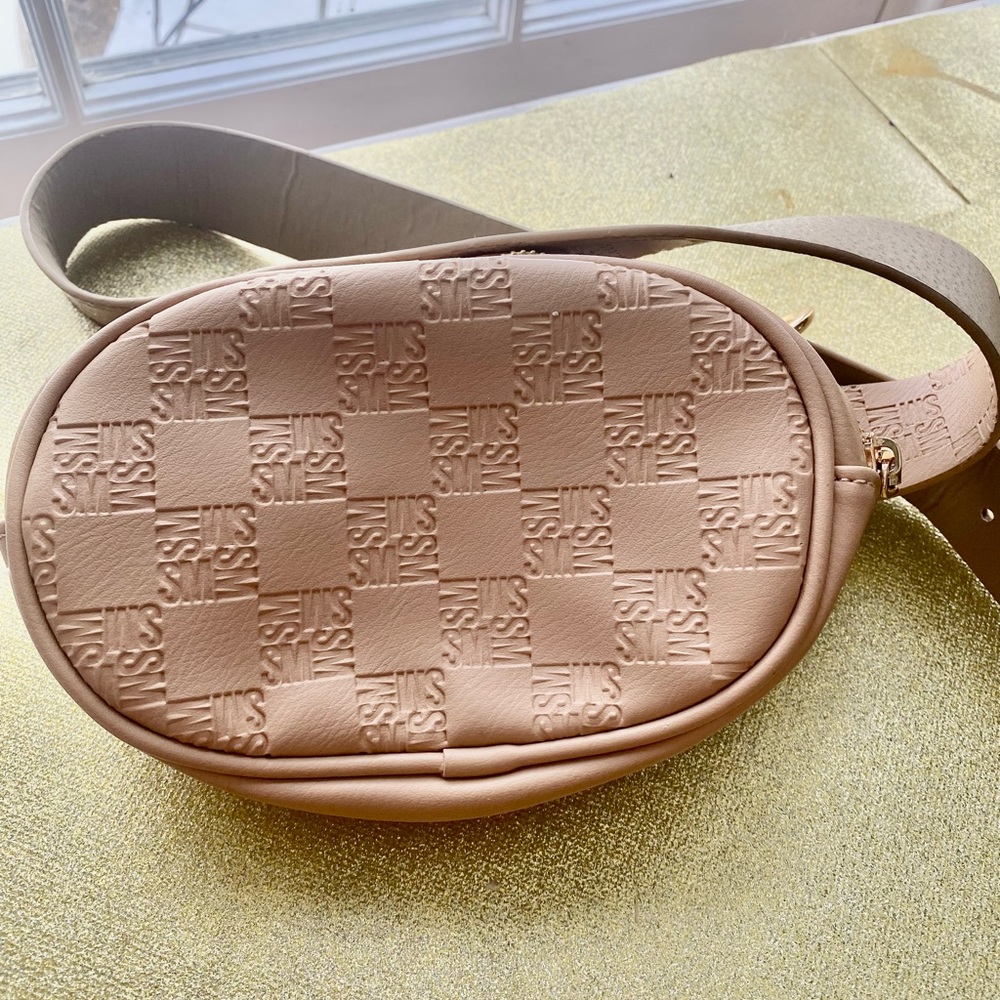 NWT Steve Madden Nude Embossed Leather Logo Fanny Pack Size XL ResortWear Cruise